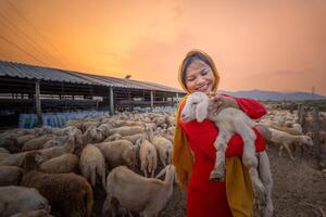 vietnamita mujer con Cordero en un campo, un oveja granja en el estepa zona en ninh Thuan provincia, Vietnam. foto