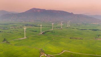 ver de turbina verde energía electricidad, molino para eléctrico poder producción, viento turbinas generando electricidad en arroz campo a phan sonó, ninh Thuan provincia, Vietnam foto