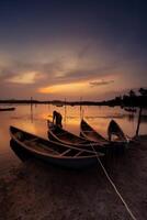 tradicional barcos a o préstamo laguna en atardecer, phu yen provincia, Vietnam foto