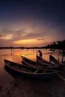 tradicional barcos a o préstamo laguna en atardecer, phu yen provincia, Vietnam foto