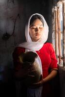 retrato de cham étnico niña en bau truc cerámica aldea, phan sonó ciudad, ninh Thuan provincia, Vietnam foto