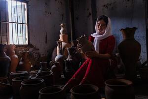 retrato de cham étnico niña en bau truc cerámica aldea, phan sonó ciudad, ninh Thuan provincia, Vietnam foto