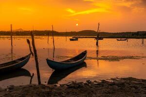 tradicional barcos a o préstamo laguna en atardecer, phu yen provincia, Vietnam foto