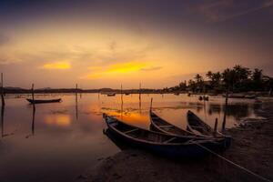 tradicional barcos a o préstamo laguna en atardecer, phu yen provincia, Vietnam foto