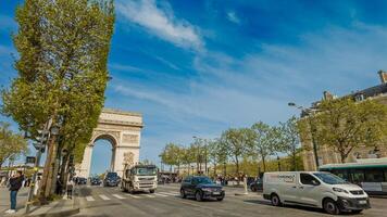 primavera tráfico fluye por el arco Delaware triunfo en un soleado abril 14, 2024, capturar el esencia de parisino vida, ideal para viaje y historia temas 15 abril 2024, París, Francia foto