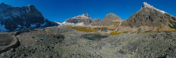 panorámico aéreo ver de wenkchemna pico y eiffel lago en otoño. foto