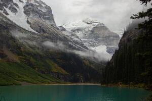 Mañana en el lago Luisa, banff en canadiense Montañas Rocosas. foto