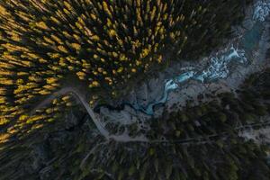 aéreo ver de Errorya cañón, rocoso montañas, Canadá. foto