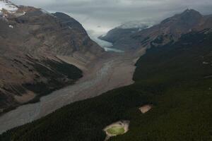 glacial lengua en el canadiense Montañas Rocosas. foto