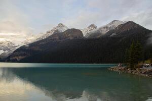 People walking along the Lake Louise trail. photo