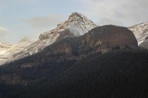 espectacular ver de Fairview montaña en un nublado día, lago Luisa, Canadá. foto