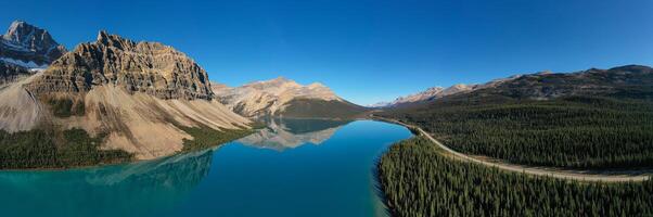 increíble panorámico aéreo ver de arco lago con el reflexión de el montañas. foto