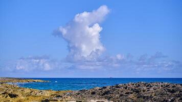 alto nube terminado el atlántico Oceano en un parcialmente nublado Mañana en el bahamas foto