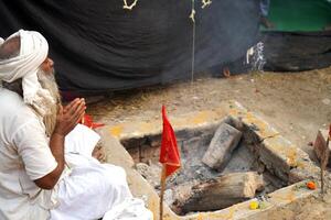 15 enero 2023, indio sadhu Adoración durante ganga sagar mela foto