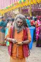 15 enero 2023, Calcuta, Oeste Bengala, India. retrato de indio sadhu tomando desayuno a kolkata gangasagar tránsito acampar foto