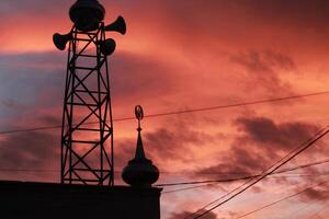 silueta de el mezquita Hazme en contra el crepúsculo cielo antecedentes foto