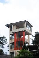 un visita torre a el azul colinas de ogro. letonia torre de vigilancia durante puesta de sol con arboles foto