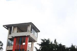 un visita torre a el azul colinas de ogro. letonia torre de vigilancia durante puesta de sol con arboles foto