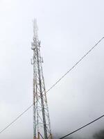 un Internet torre, además conocido como un Internet torre o un telecomunicación torre, es un físico estructura usado a proporcionar inalámbrico conectividad en un telecomunicación red en pie arriba a el niebla cielo foto