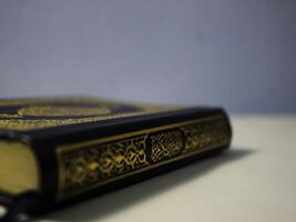 Corán santo libro aislado en blanco antecedentes. santo Corán es el santo libro de musulmán. Alabama Corán foto