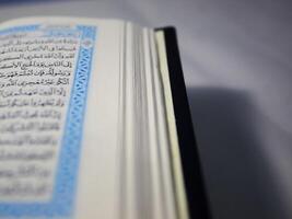 Corán santo libro aislado en blanco antecedentes. santo Corán es el santo libro de musulmán. Alabama Corán foto