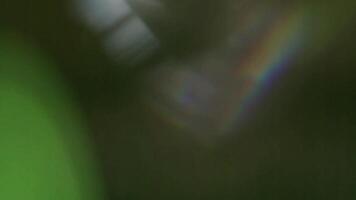 Licht Leck animiert Überleitung mit ein Regenbogen farbig Licht ist reflektiert im das Luft video