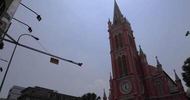 tráfico mermelada a bronceado dinh Iglesia en Ho chi minh inclinación video