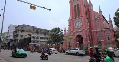 der Verkehr Marmelade beim bräunen dinh Kirche im ho Chi minh Neigung video