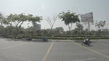 en slow motion av trafik sylt på de stadens centrum i ho chi minh video