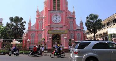 der Verkehr Marmelade beim bräunen dinh Kirche im ho Chi minh breit Schuss video