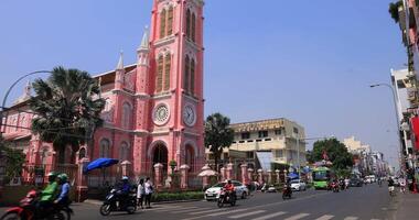 der Verkehr Marmelade beim bräunen dinh Kirche im ho Chi minh breit Schuss video