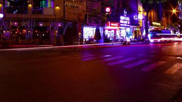 uma noite espaço de tempo do a néon centro da cidade às bui vien rua dentro ho chi minh Vietnã Largo tiro panning video