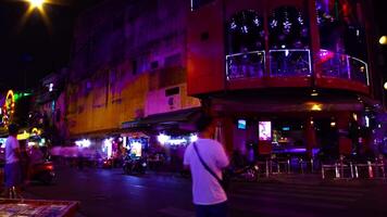 ein Nacht Zeitraffer von das Neon- Innenstadt beim bui vien Straße im ho Chi minh Vietnam breit Schuss Neigung video