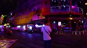 een nacht timelapse van de neon downtown Bij bui vien straat in ho chi minh Vietnam breed schot kantelen video