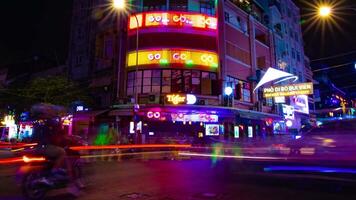 een nacht timelapse van de neon downtown Bij bui vien straat in ho chi minh Vietnam breed schot zoom video