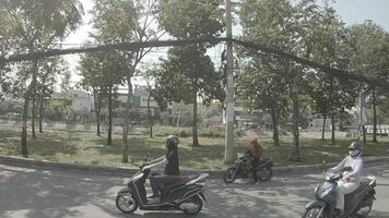 en slow motion av trafik sylt på de stadens centrum i ho chi minh video