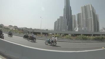 en slow motion av trafik sylt på de stadens centrum i ho chi minh video