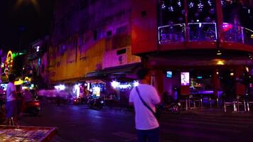 ein Nacht Zeitraffer von das Neon- Innenstadt beim bui vien Straße im ho Chi minh Vietnam breit Schuss Zoomen video