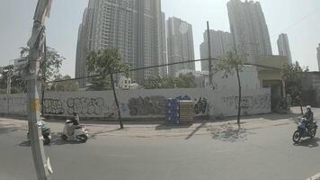 en slow motion av trafik sylt på de stadens centrum i ho chi minh video