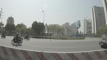 en slow motion av trafik sylt på de stadens centrum i ho chi minh video