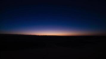 un' Alba lasso di tempo di deserto a mhamid EL ghizlane nel Marocco largo tiro inclinazione video