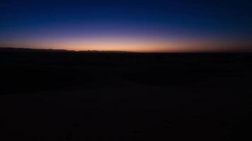 en soluppgång Timelapse av öken- på mhamid el ghizlane i marocko bred skott panorering video