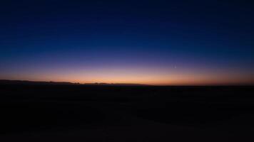 uma nascer do sol espaço de tempo do deserto às mhamid el Gizlane dentro Marrocos Largo tiro ampliação video