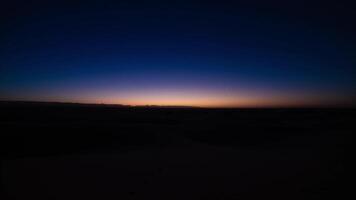 uma nascer do sol espaço de tempo do deserto às mhamid el Gizlane dentro Marrocos Largo tiro inclinar video