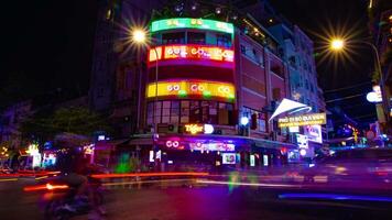 ein Nacht Zeitraffer von das Neon- Innenstadt beim bui vien Straße im ho Chi minh Vietnam breit Schuss video