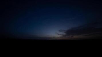 uma nascer do sol espaço de tempo do deserto às mhamid el Gizlane dentro Marrocos Largo tiro inclinar video