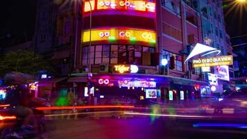 een nacht timelapse van de neon downtown Bij bui vien straat in ho chi minh Vietnam breed schot zoom video