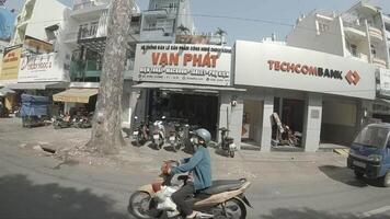 en slow motion av trafik sylt på de stadens centrum i ho chi minh video