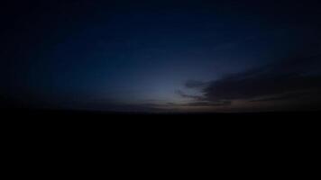 un' Alba lasso di tempo di deserto a mhamid EL ghizlane nel Marocco largo tiro inclinazione video