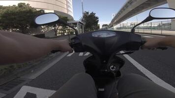 une point de vue de conduite par bicyclette à kachidoki rue dans tokyo video